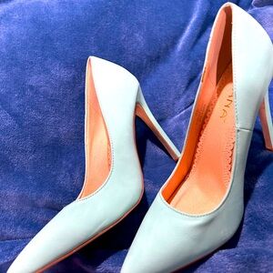 Like New! 4”pumps light blue